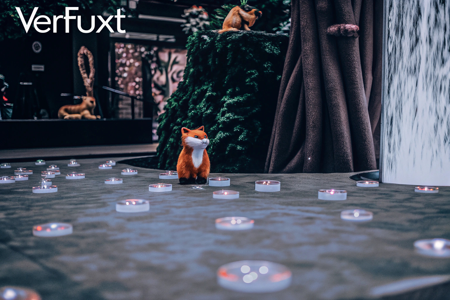 Ein Kind interagiert mit dem Fuchs-Scanner im Spiel Verfuxt. Verfuxt Spielszene