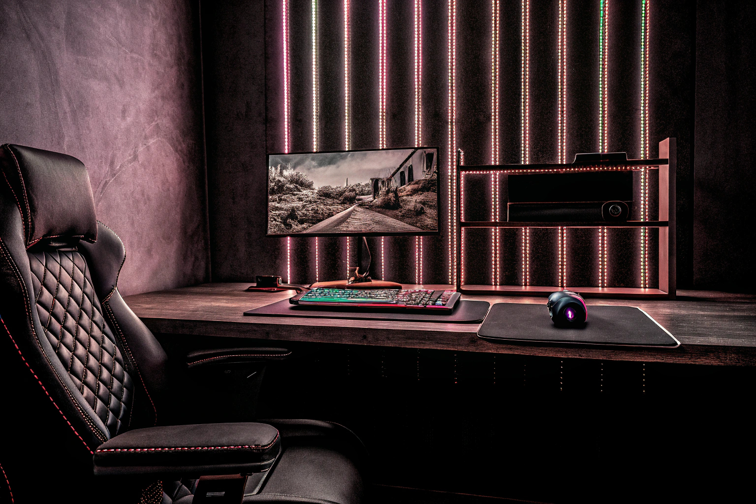 Ein komplettes Gaming-Setup mit Monitor, Tastatur und Maus in einem modernen Gaming-Zimmer. Komplettes Gaming-Setup