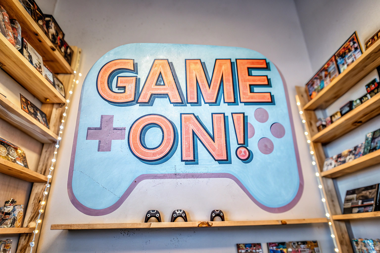 Ein lustiges Gaming-Schild mit einem Controller-Symbol, das an einer Wand hängt. Gaming Zone Schild