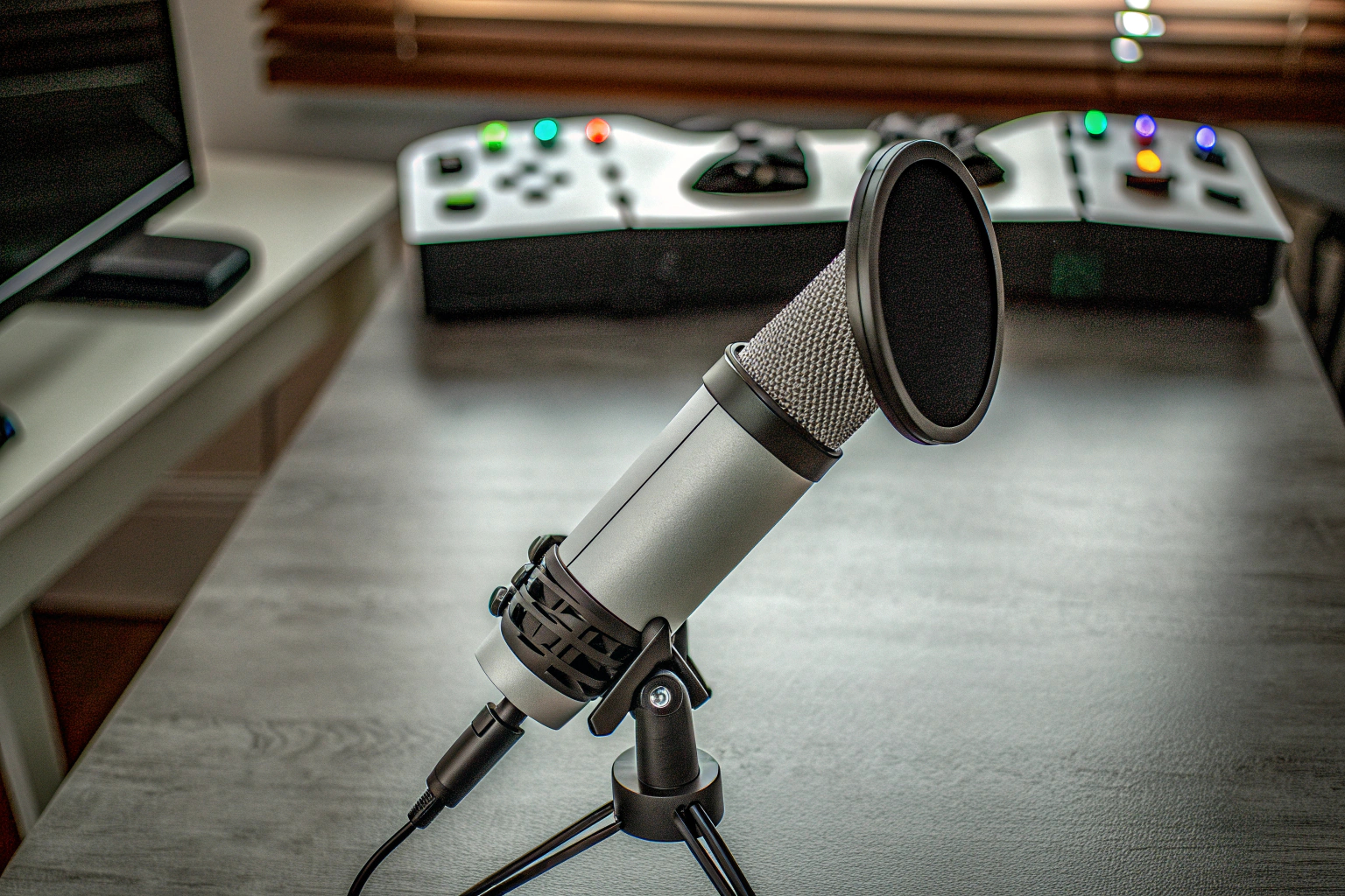 Ein Mikrofon-Setup für einen Podcast, mit Popfilter und Stoßdämpferhalterung. Podcast Mikrofon-Setup