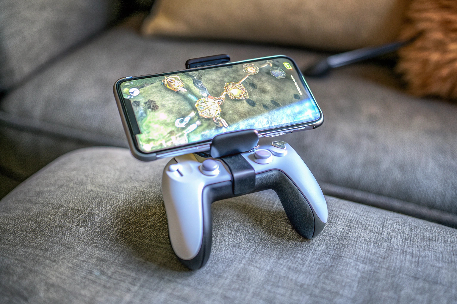 Ein mobiler Gaming-Controller, der mit einem Smartphone verbunden ist. Mobile Gaming-Controller mit Smartphone