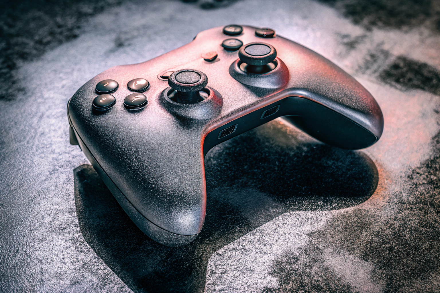 Moderner Gaming-Controller mit RGB-Beleuchtung