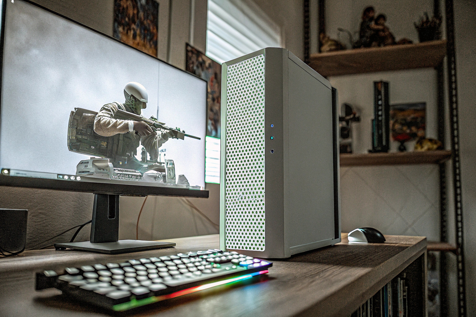 Ein moderner Gaming-PC mit RGB-Beleuchtung in einem Raum mit weiteren Gaming-Accessoires. Moderner Gaming-PC mit RGB-Beleuchtung