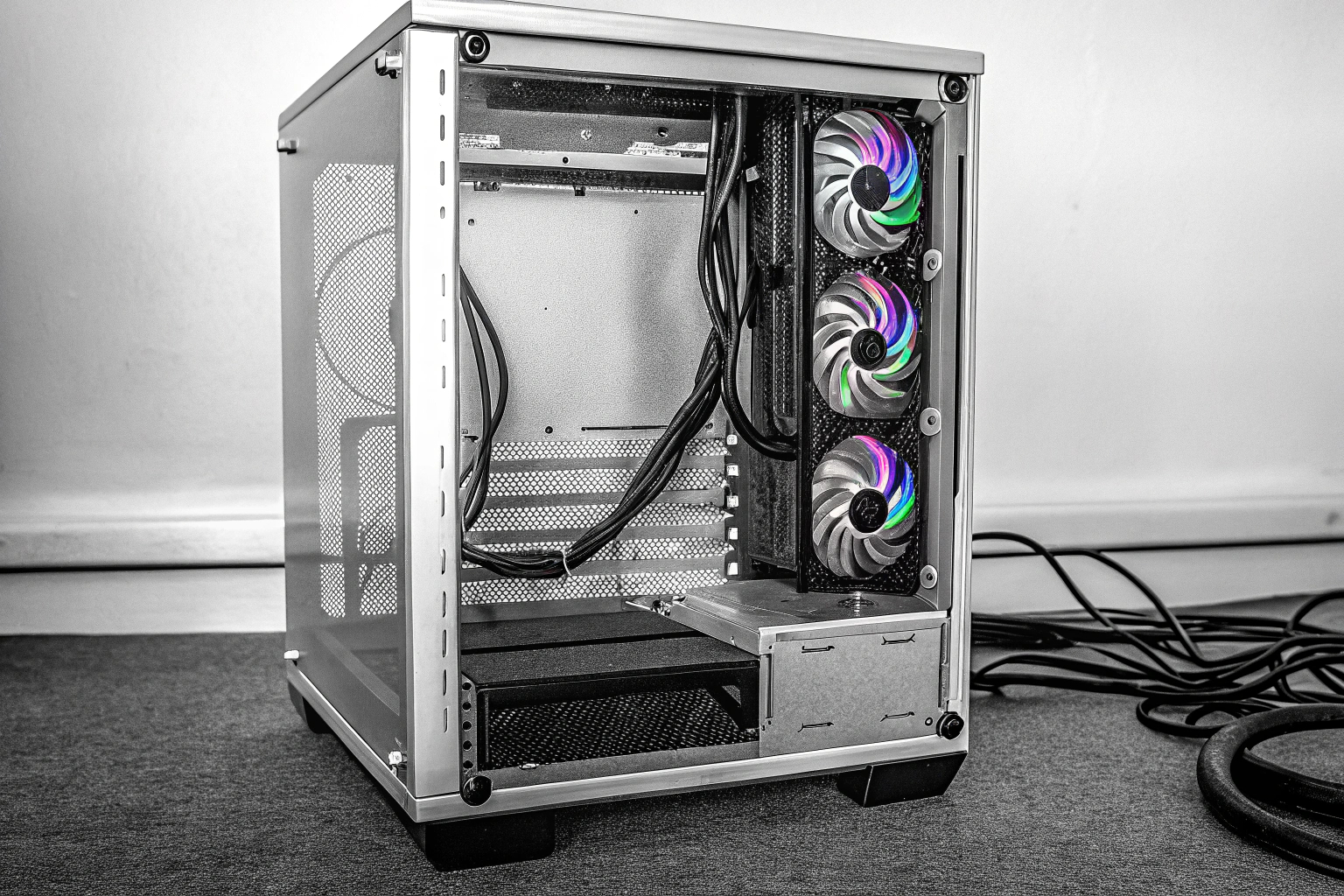 Ein moderner PC mit mehreren eingebauten Lüftern zur Kühlung. PC mit eingebauten Lüftern