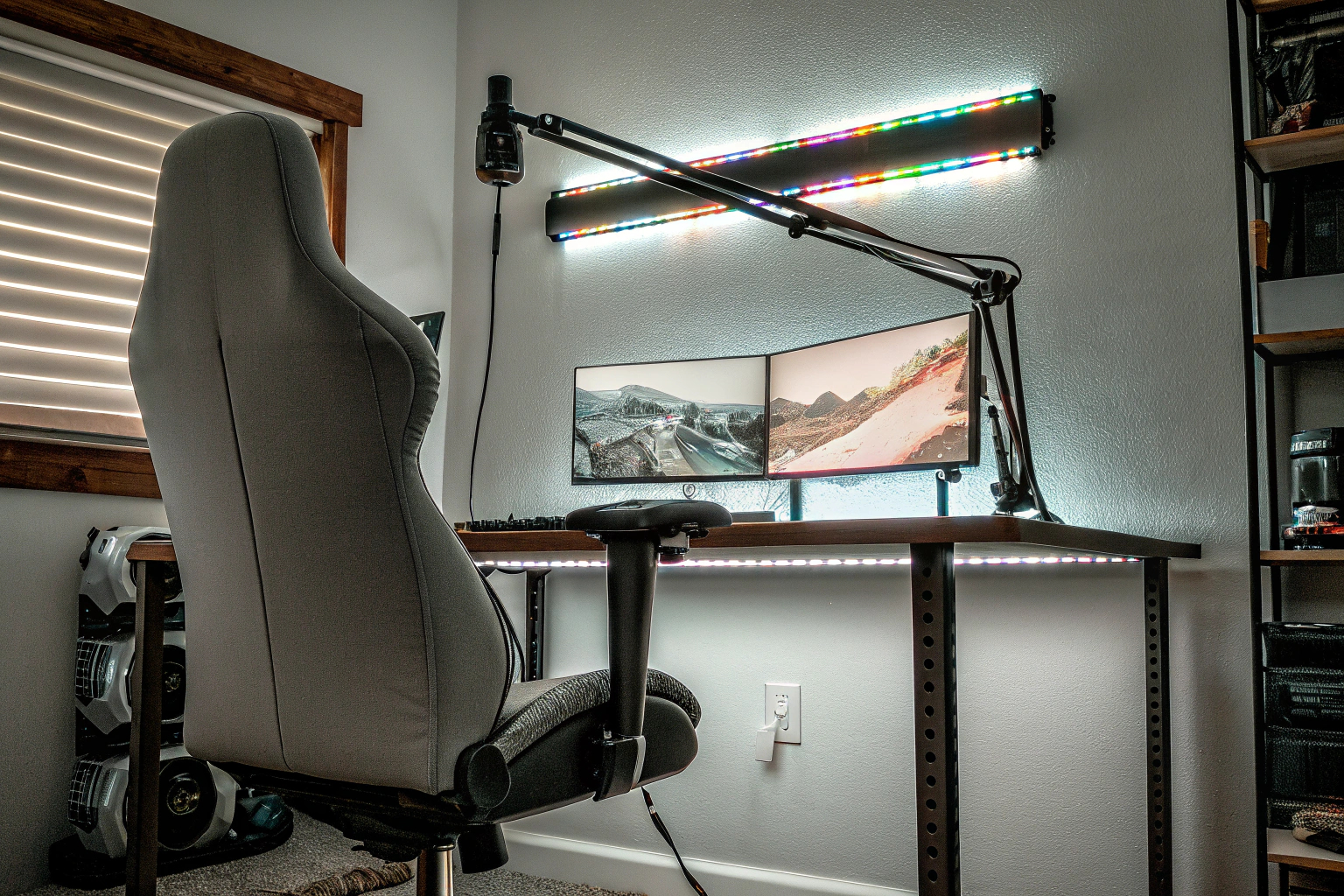Ein modernes Gaming-Setup mit mehreren Monitoren, Mikrofon und Beleuchtung. Modernes Gaming-Setup