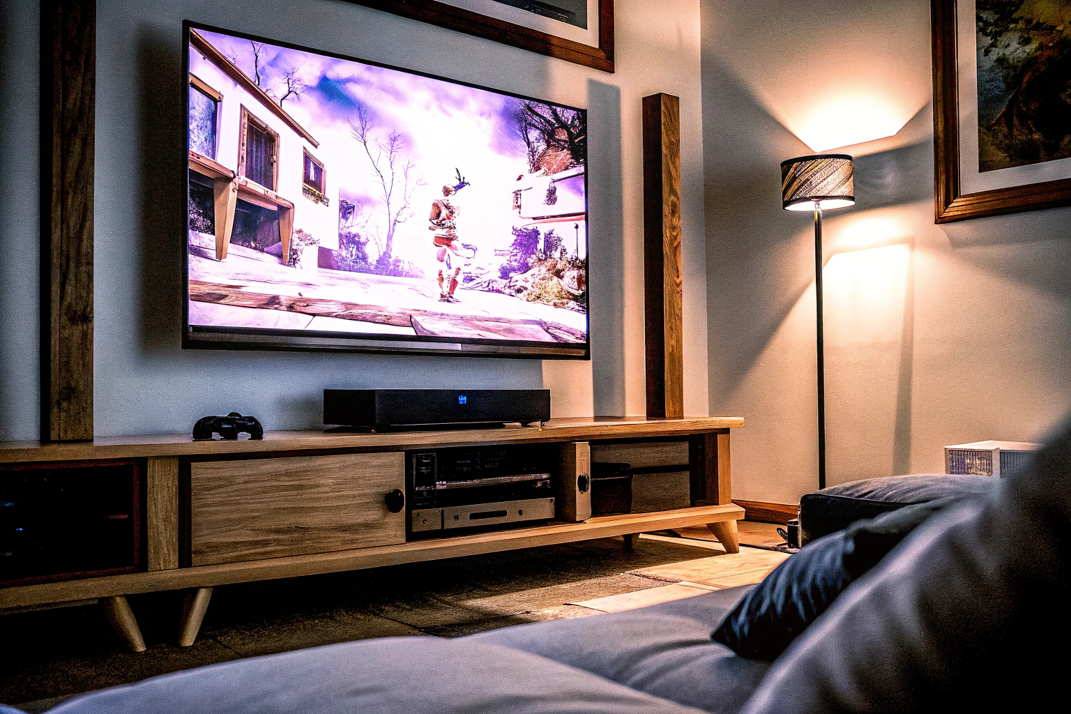 Ein modernes Wohnzimmer mit einem großen Gaming-Fernseher Modernes Wohnzimmer mit Gaming-Fernseher