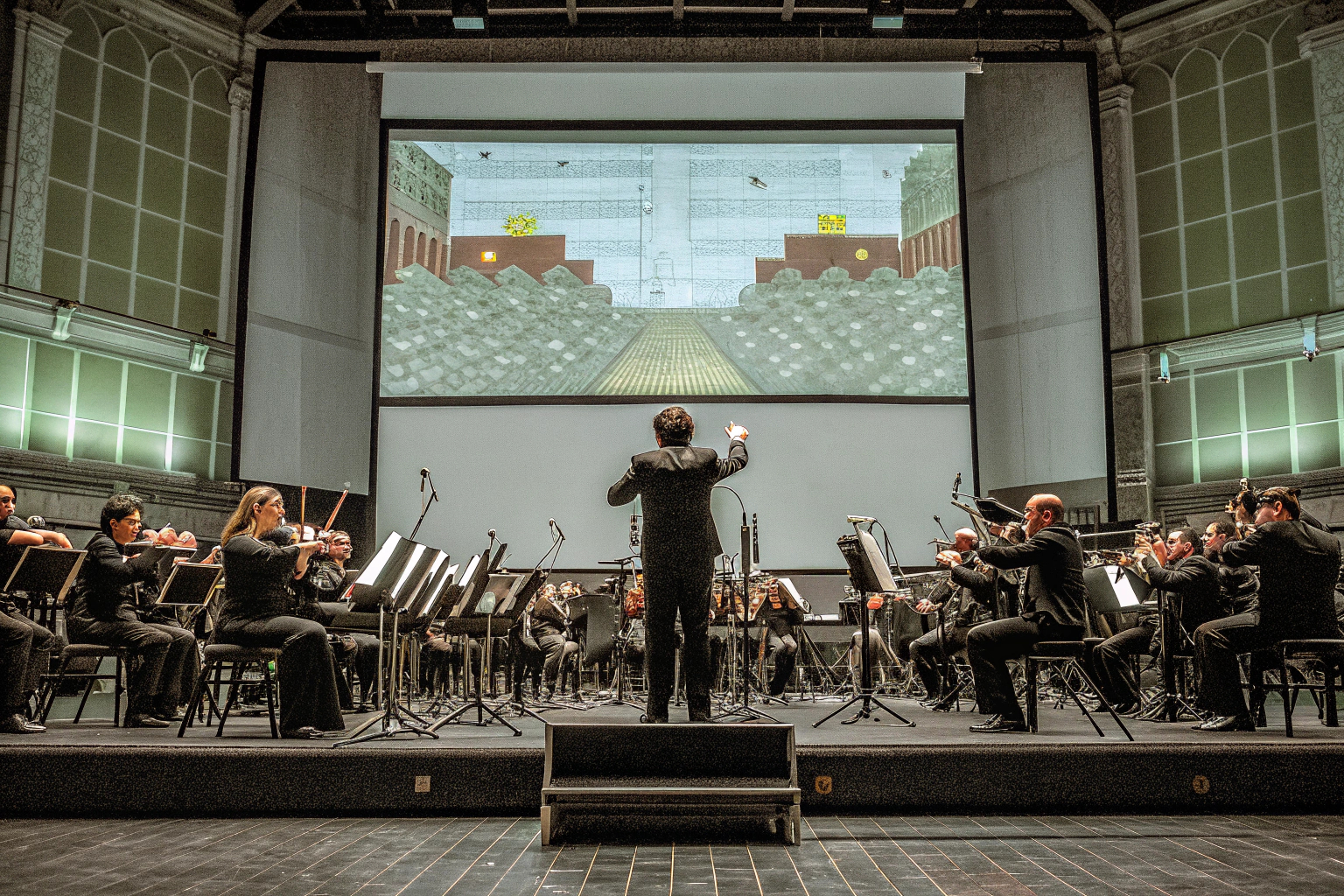 Ein Orchester, das einen Videospiel-Soundtrack spielt. Orchester spielt Videospielmusik
