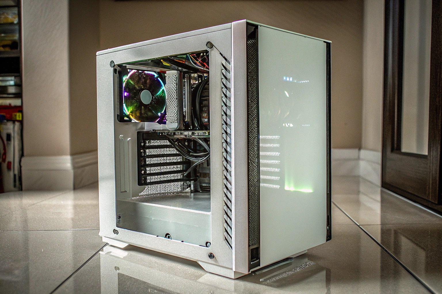 Ein ordentlich gereinigtes PC-Gehäuse, das wieder wie neu aussieht. Sauber gereinigtes PC-Gehäuse