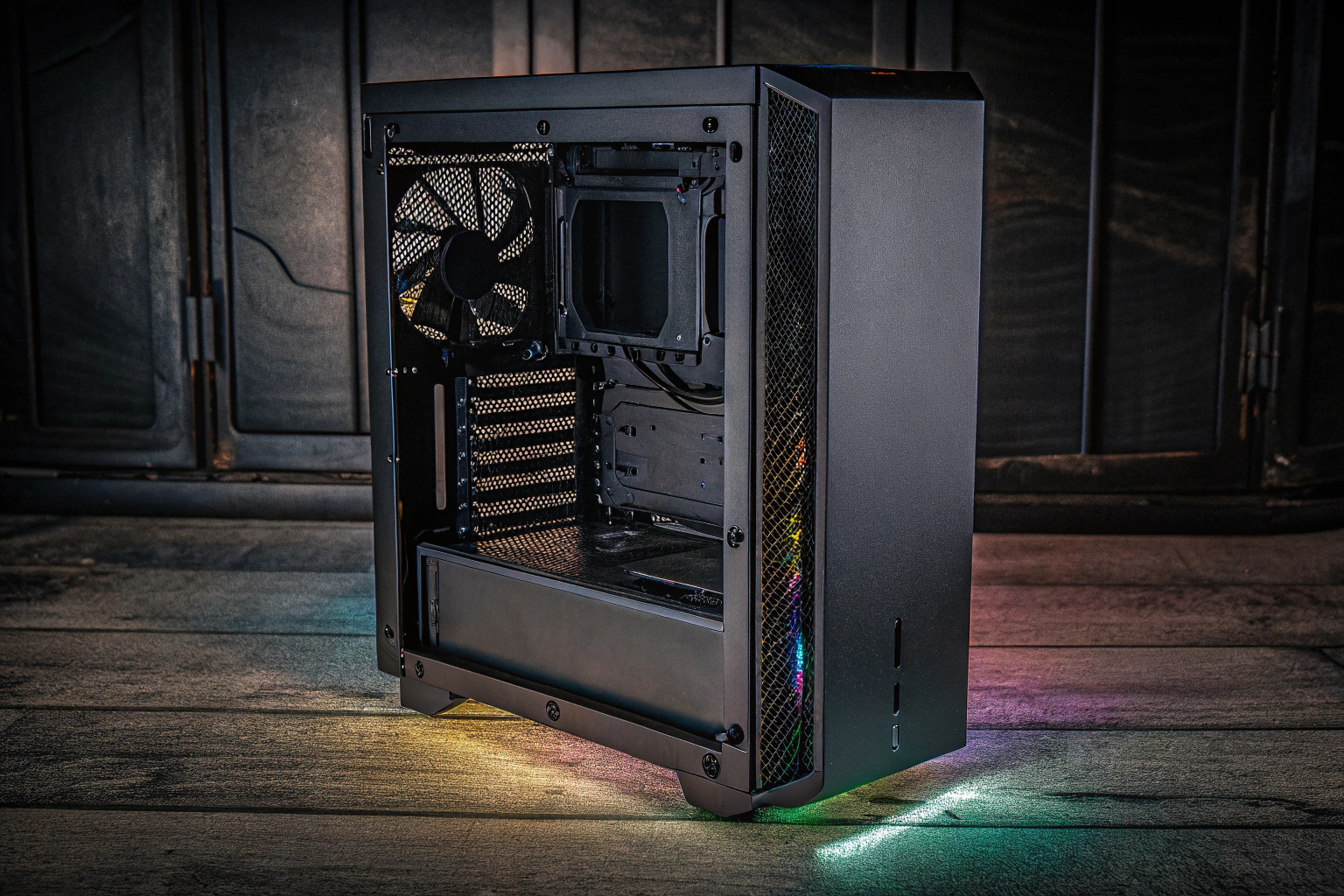 Ein PC-Gehäuse mit beeindruckender RGB-Beleuchtung und einem klaren Sichtfenster, das die interne Hardware zeigt. PC-Gehäuse mit RGB-Beleuchtung
