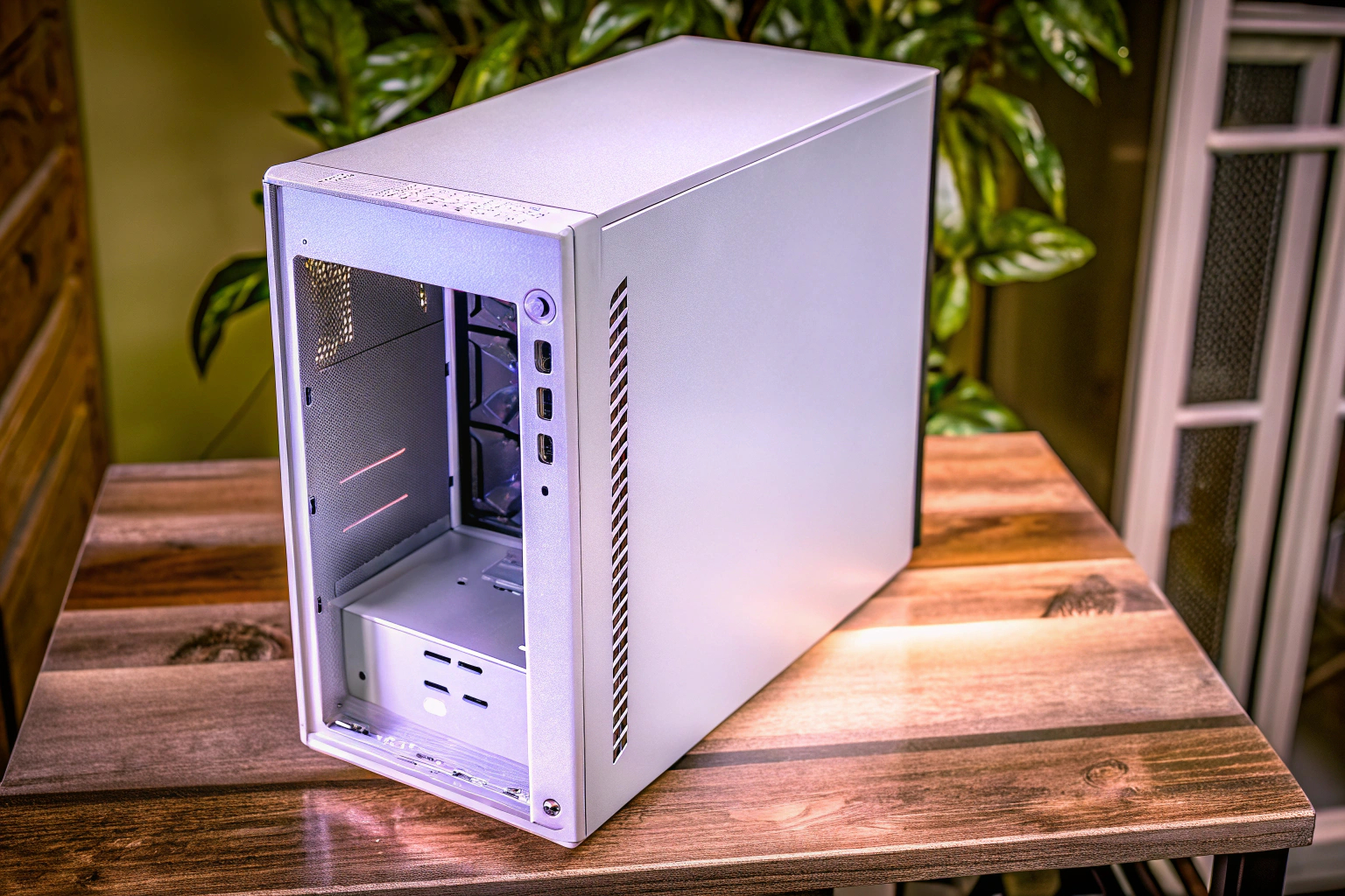 Ein PC-Gehäuse mit einer Vielzahl von Anschlüssen und Platz für Komponenten, das sowohl funktional als auch stilvoll ist. Funktionales und stilvolles PC-Gehäuse