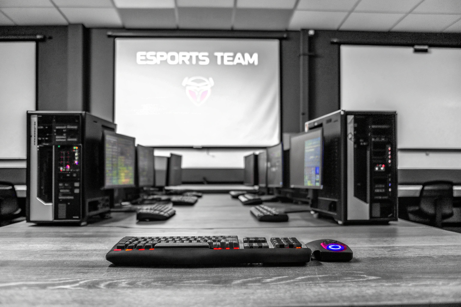 Ein professionelles eSports-Team, das sich auf ein bevorstehendes Turnier vorbereitet. eSports-Team Vorbereitung