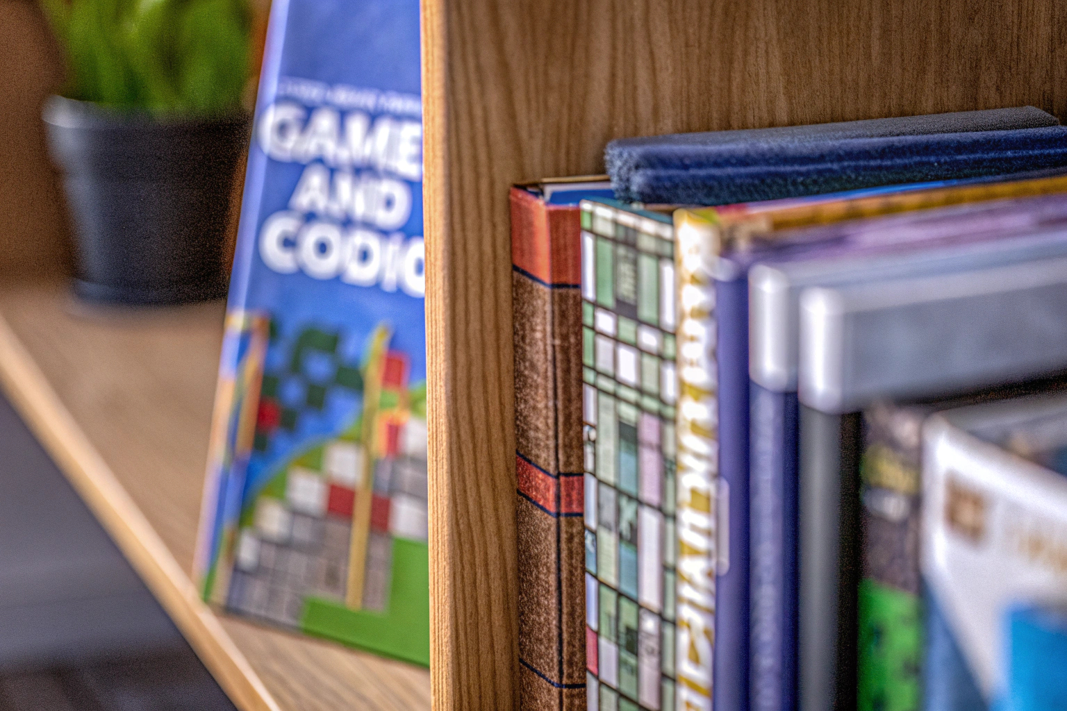 Ein Regal voller Gaming-Bücher und Ressourcen, die für angehende Gamer unverzichtbar sind. Gaming-Bücher und Ressourcen