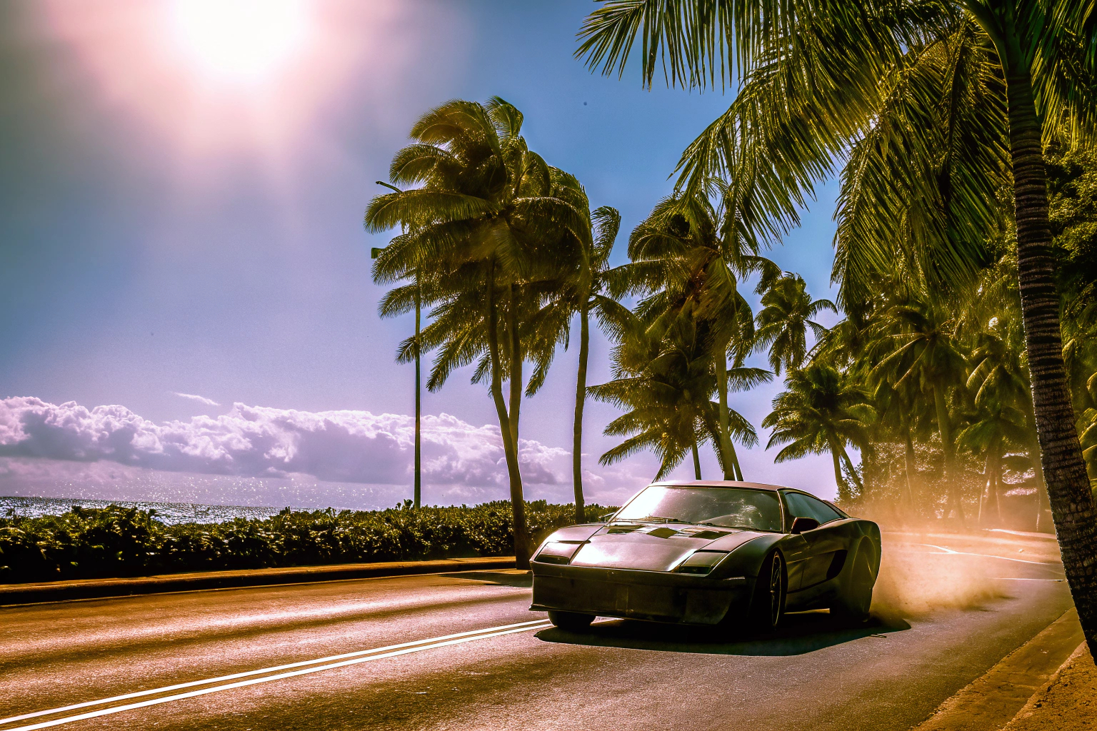 Ein Rennwagen in The Crew Motorfest, der durch die Straßen von Honolulu rast. The Crew Motorfest Gameplay
