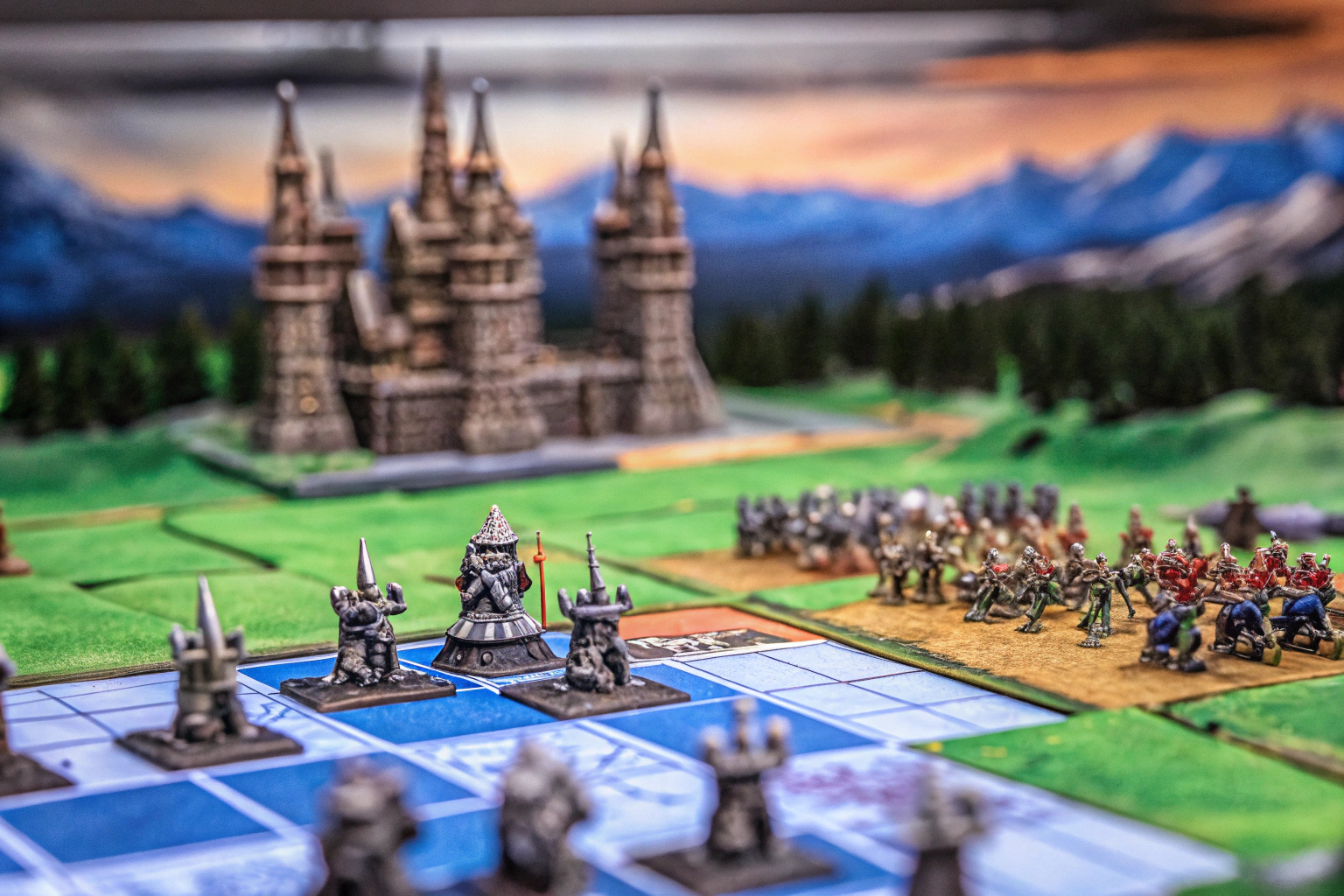 Ein Screenshot eines klassischen Strategiespiels, das eine komplexe Spielwelt mit Burgen, Armeen und Landschaften zeigt. Klassisches Strategiespiel Interface