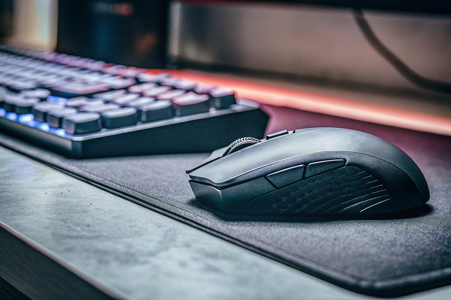 Ein Setup mit einer hochwertigen Gaming-Maus und mechanischen Tastatur Gaming-Ausrüstung