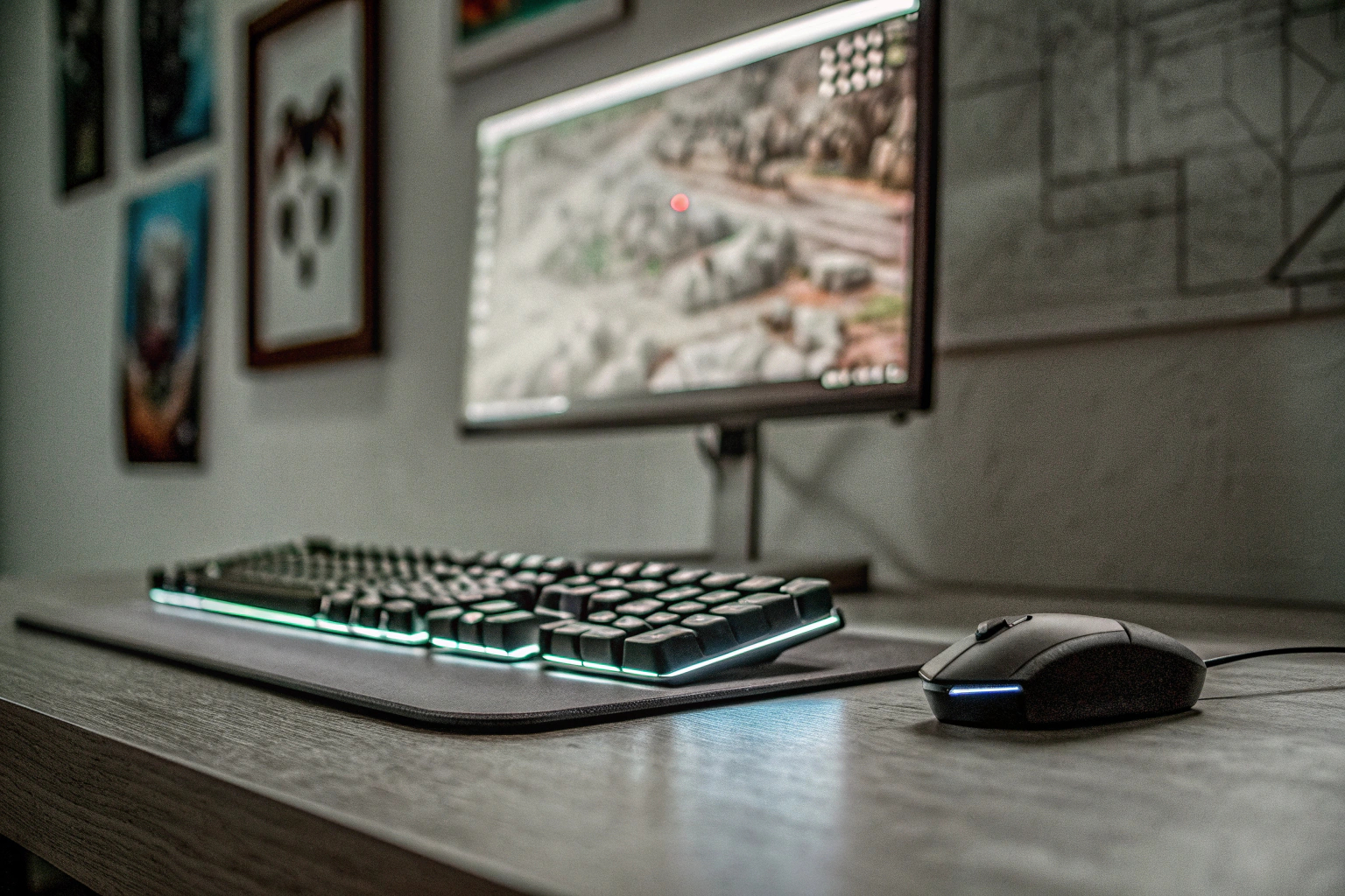 Ein Spieler, der an seinem PC trainiert und sich auf ein eSports-Turnier vorbereitet. eSports-Training