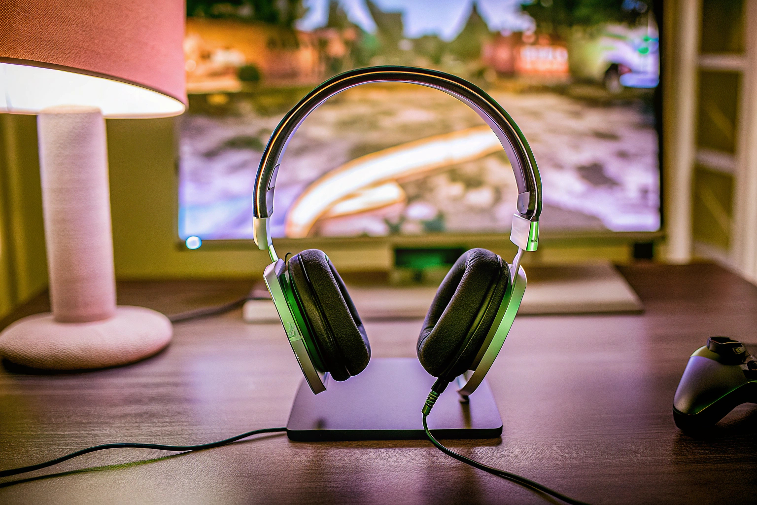 Ein Spieler, der das Razer BlackShark V2 X Headset während eines E-Sport-Turniers trägt. Razer BlackShark V2 X Headset bei einem E-Sport-Event