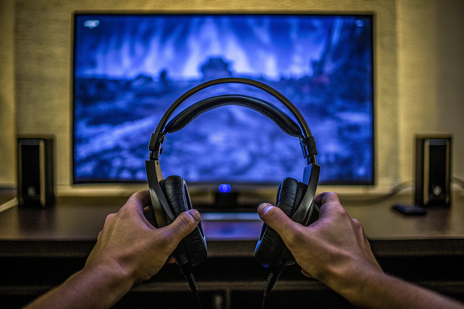 Ein Spieler, der ein Gaming-Headset aufsetzt und sich auf ein Spiel vorbereitet. Gaming-Headset