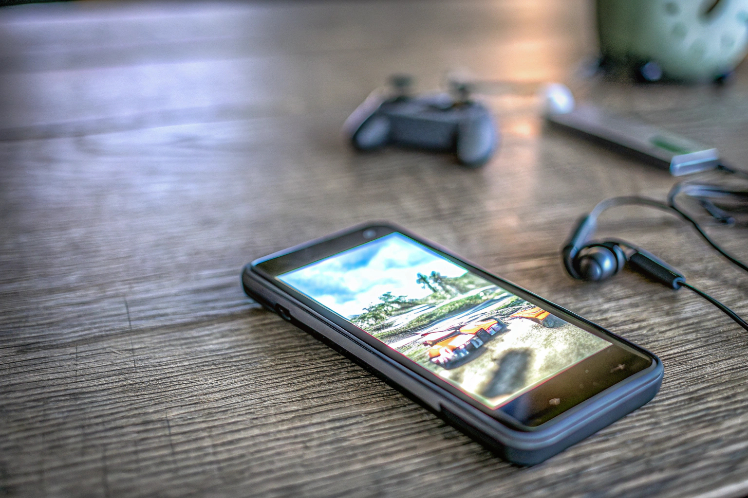 Ein Spieler, der ein Mobile Game auf einem Smartphone spielt, mit hoher Konzentration. Mobile Gaming Spieler