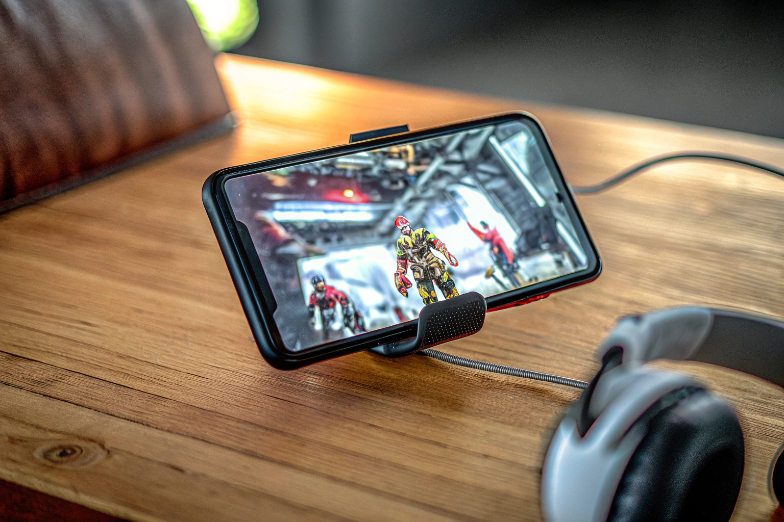Ein Spieler, der intensiv auf einem REDMAGIC 9S Pro Smartphone spielt, um die Leistungsfähigkeit und das immersive Spielerlebnis zu demonstrieren. Gamer mit REDMAGIC 9S Pro