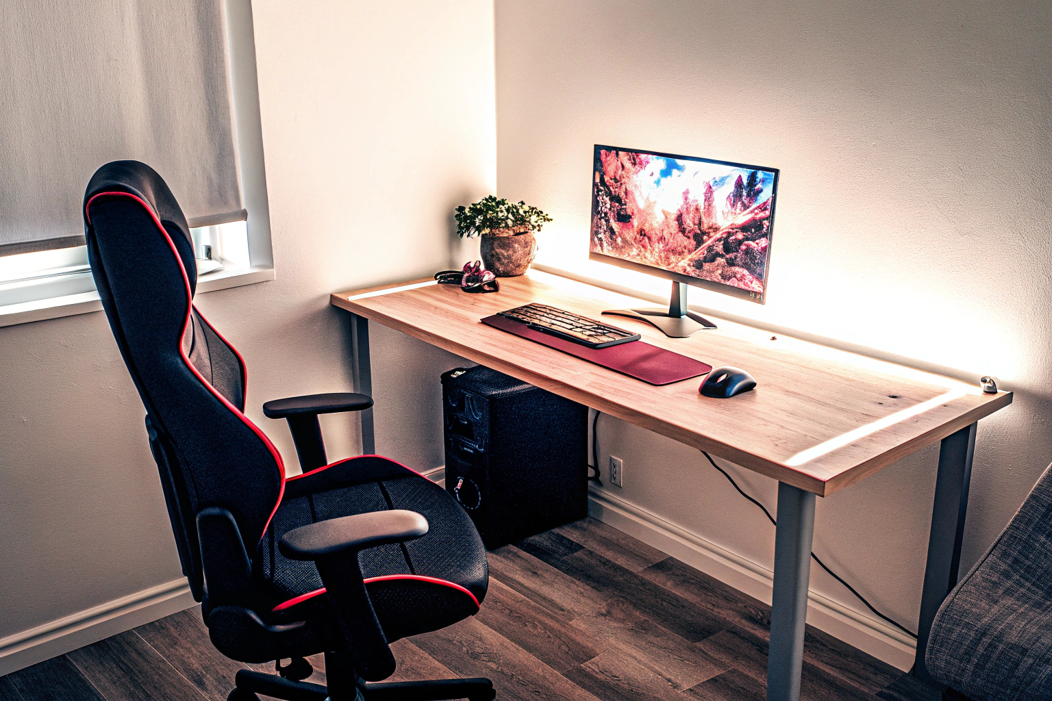 Ein stilvoller Eckschreibtisch mit moderner Dekoration und Technik. Eckschreibtisch im Homeoffice