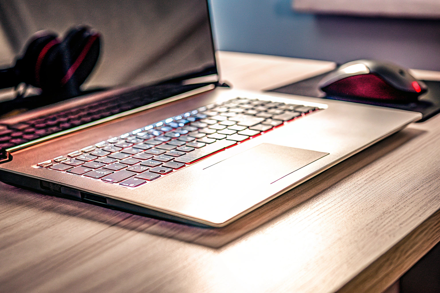 Ein stilvoller Gaming-Laptop mit schlankem Design und beleuchteter Tastatur. Schlanker Gaming-Laptop