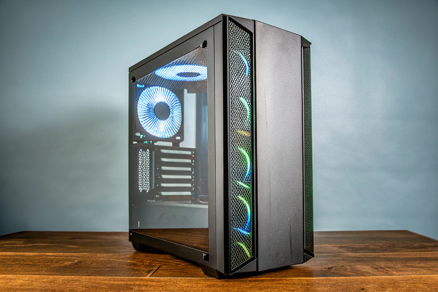 Ein stilvolles Gaming-PC-Gehäuse mit RGB-Beleuchtung und Platz für leistungsstarke Komponenten. Stilvolles Gaming-PC-Gehäuse mit RGB-Beleuchtung