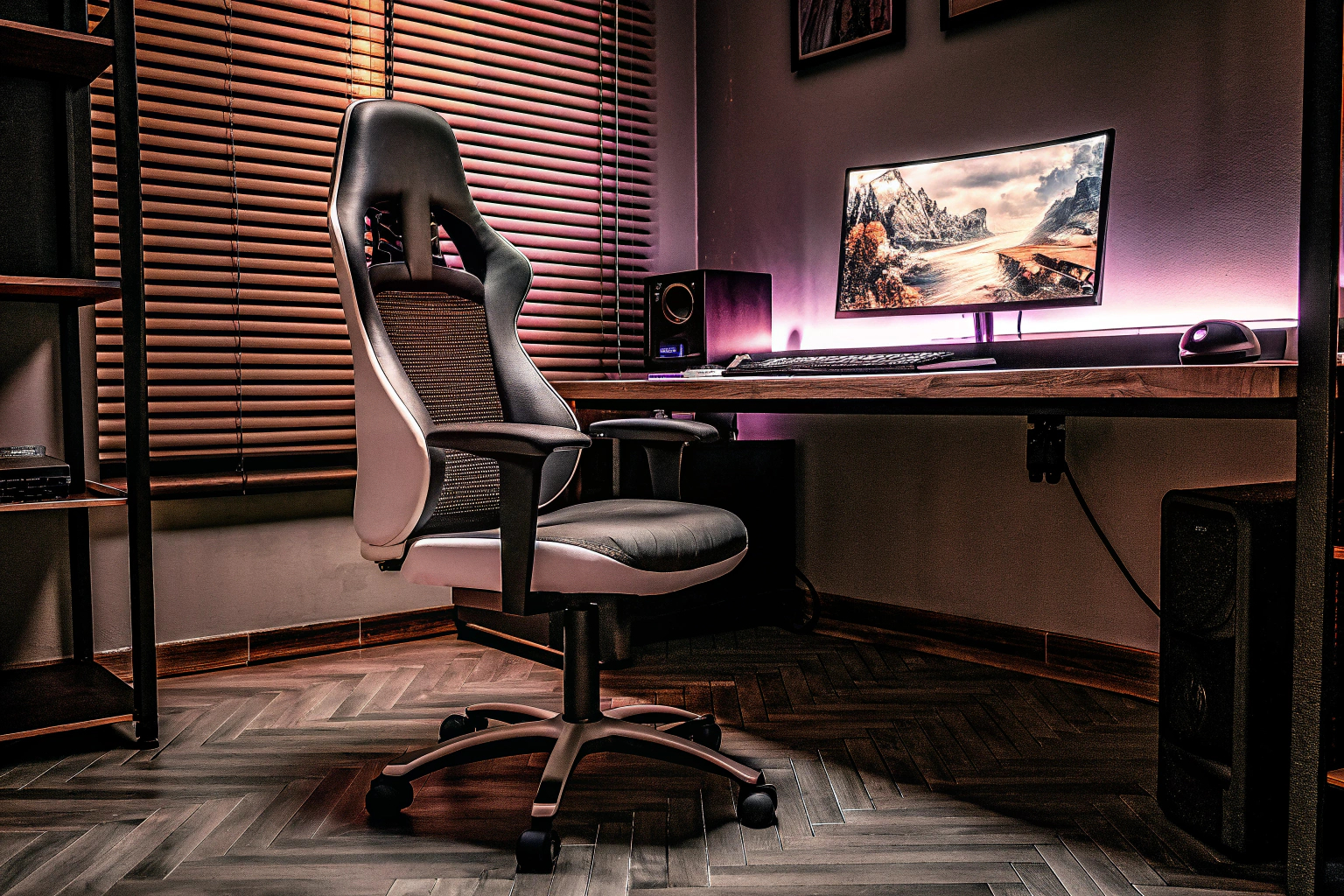 Ein stilvolles Gaming-Setup mit RGB-Beleuchtung und ergonomischen Accessoires. Gaming-Setup mit RGB-Beleuchtung