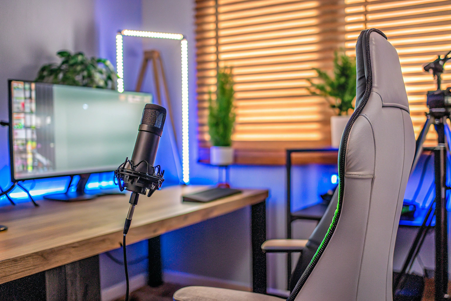 Ein Streamer in seinem Heimstudio mit Mikrofon, Kamera und Beleuchtung. Streamer im Heimstudio