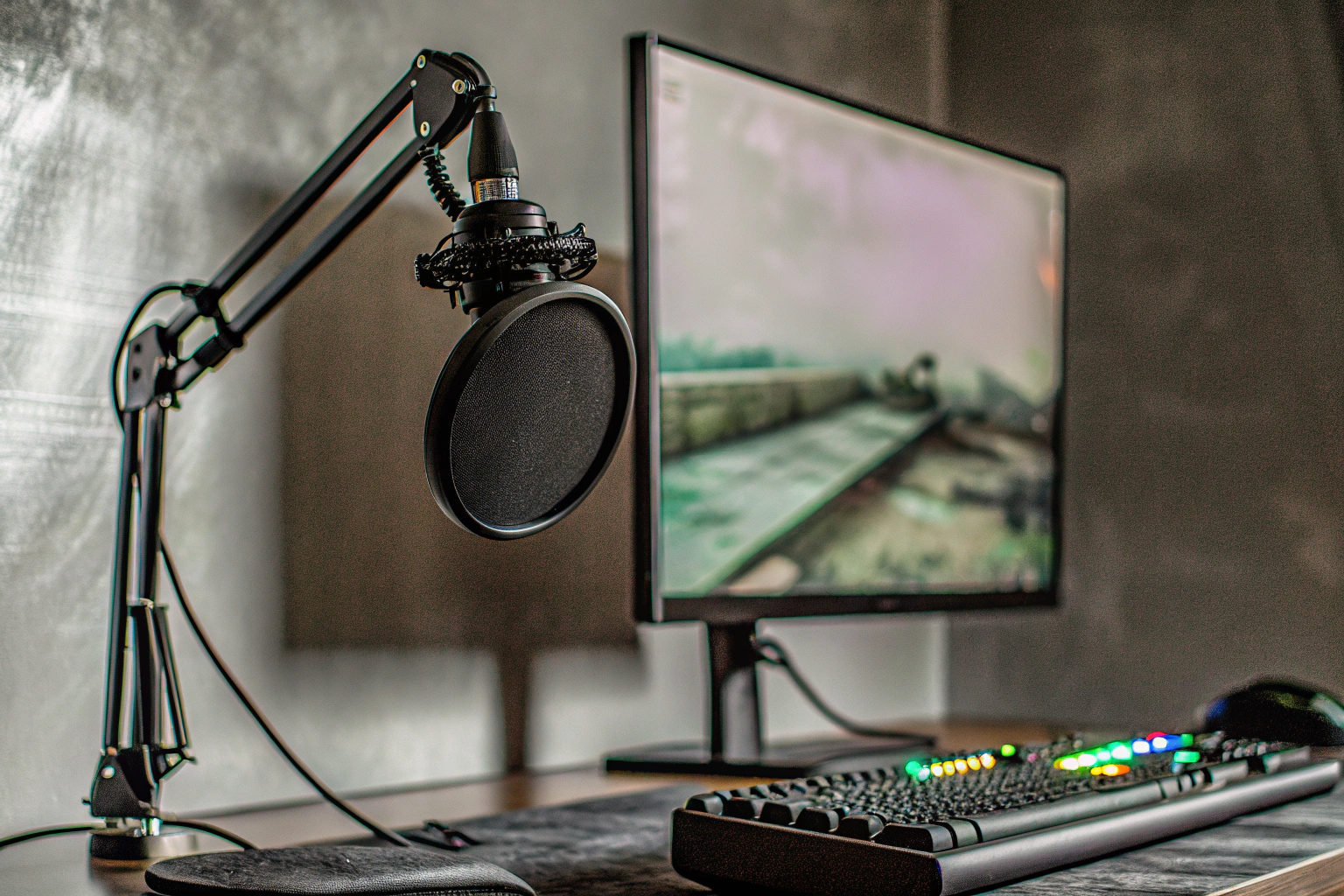Ein Streamer mit professioneller Beleuchtung und Mikrofon, der live auf einer Plattform streamt. Professioneller Streaming-Setup
