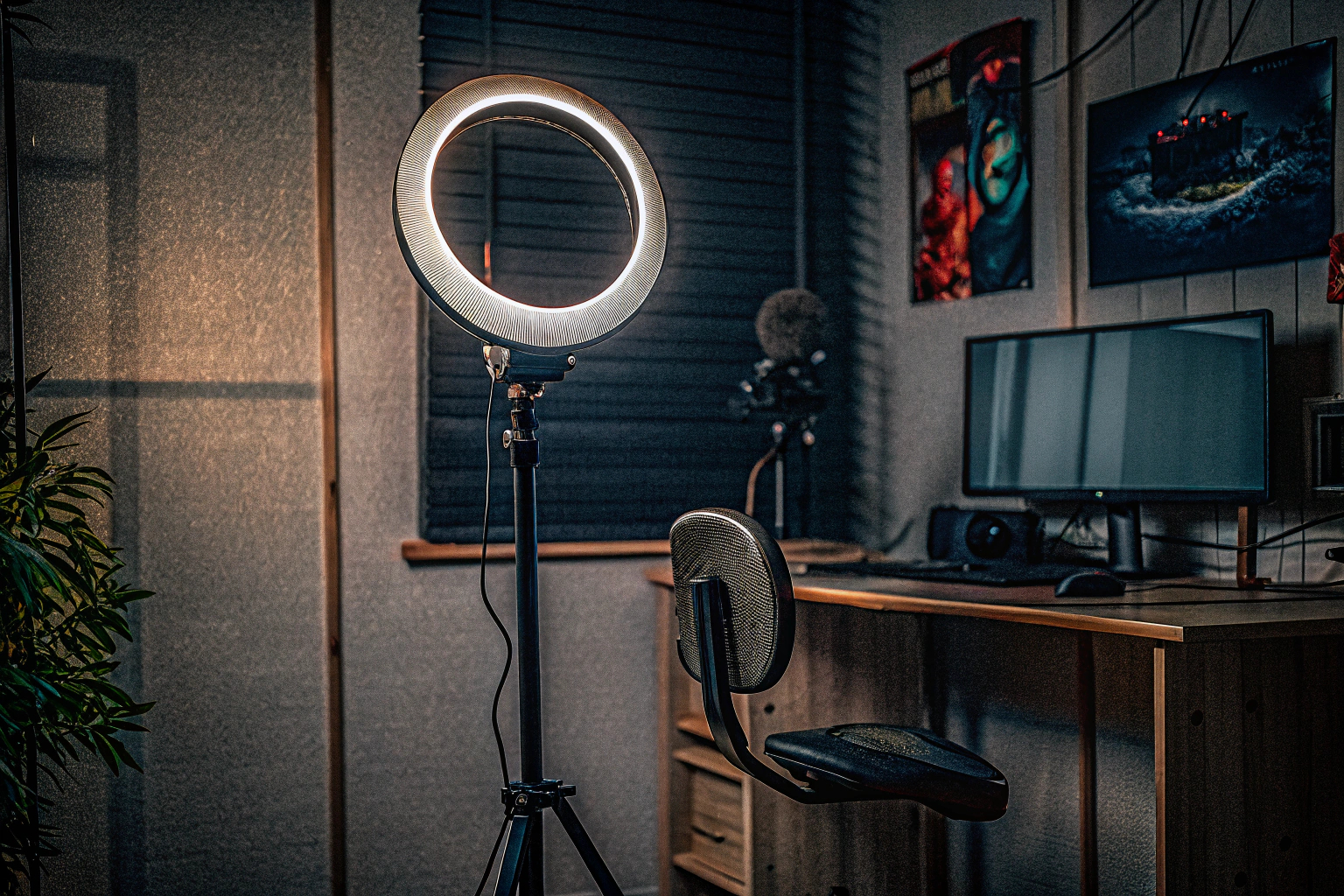 Ein Streamer richtet die Beleuchtung mit einem LED-Ringlicht ein, um die beste Ausleuchtung für den Stream zu erzielen. LED-Ringlicht für optimale Beleuchtung