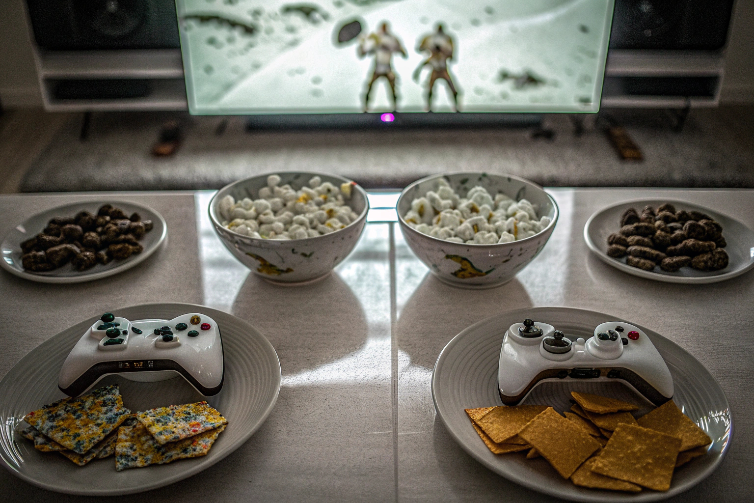 Ein Tisch gedeckt mit Gaming-Partygeschirr und Snacks. Gaming Partygeschirr