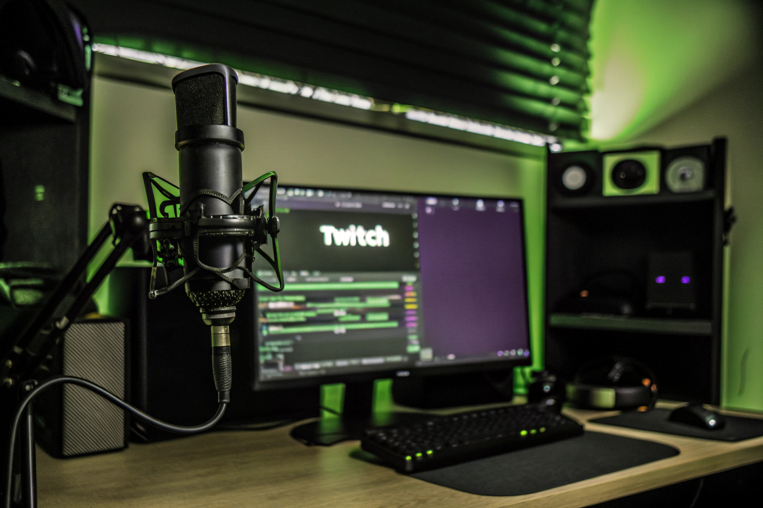 Ein Twitch-Streamer, der sein Publikum mit hochwertiger Ausrüstung unterhält, inklusive Mikrofon und Kamera. Twitch-Streamer mit hochwertiger Ausrüstung