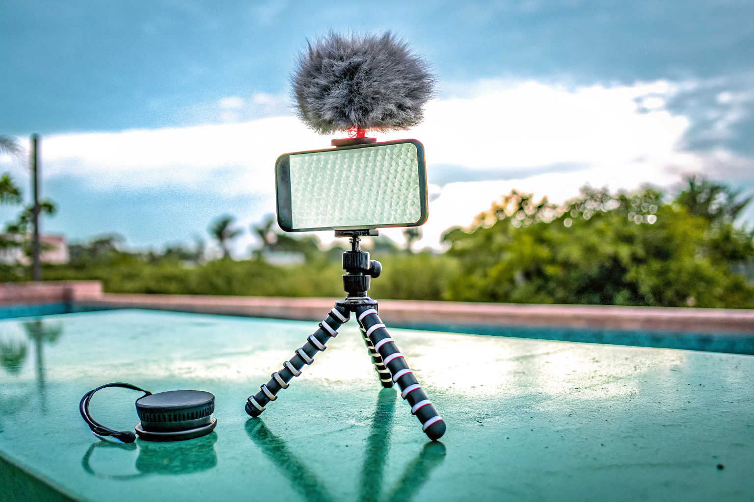Ein vielseitiges Smartphone-Video-Rig, das für professionelle Aufnahmen verwendet wird. Smartphone-Video-Rig für professionelle Aufnahmen