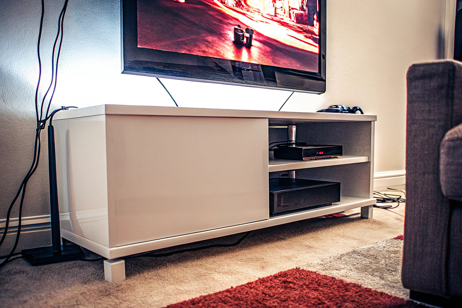 Ein Wohnzimmer-Setup mit einem Gaming-Fernseher und einer Spielkonsole, das ein immersives Spielerlebnis bietet. Gaming-Setup mit Fernseher und Konsole