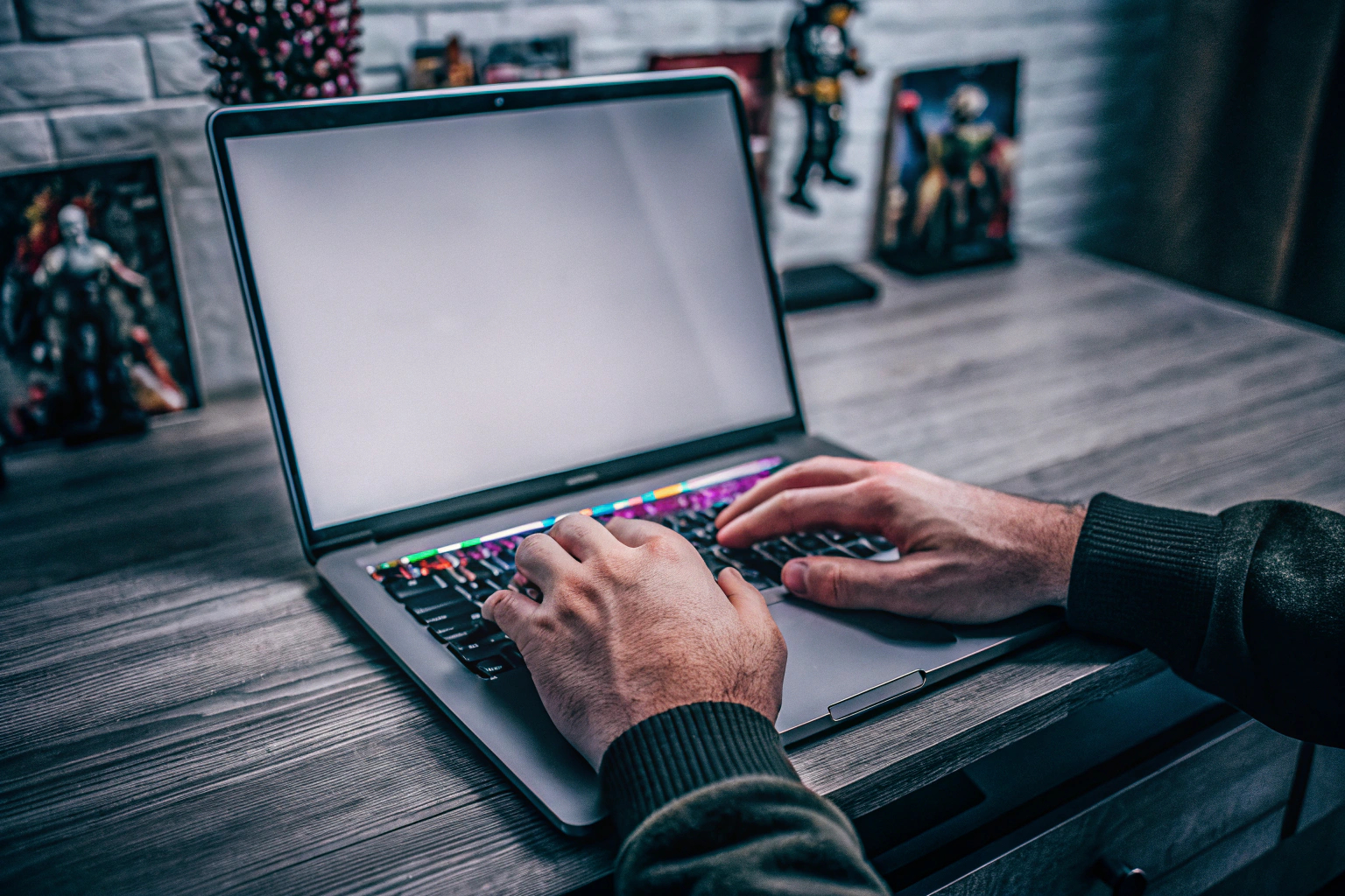 Blogger beim Schreiben eines Gaming-Blogs