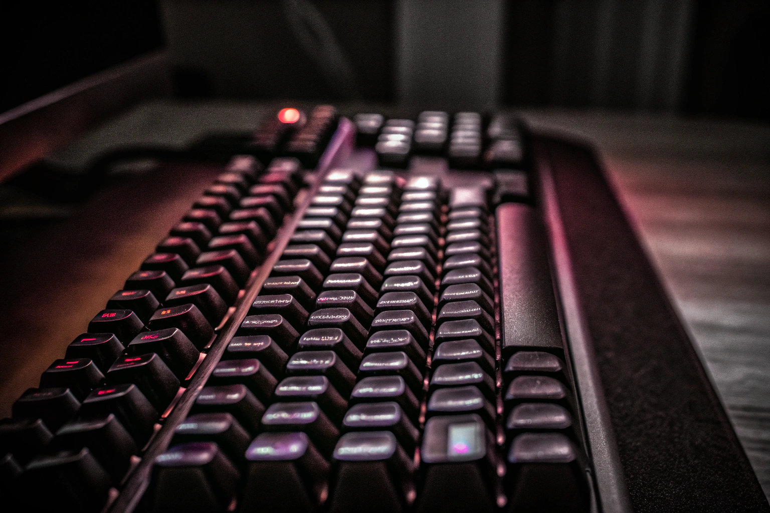 Eine detailreiche Aufnahme einer Gaming-Tastatur mit bunter RGB-Beleuchtung. Gaming-Tastatur mit RGB-Beleuchtung