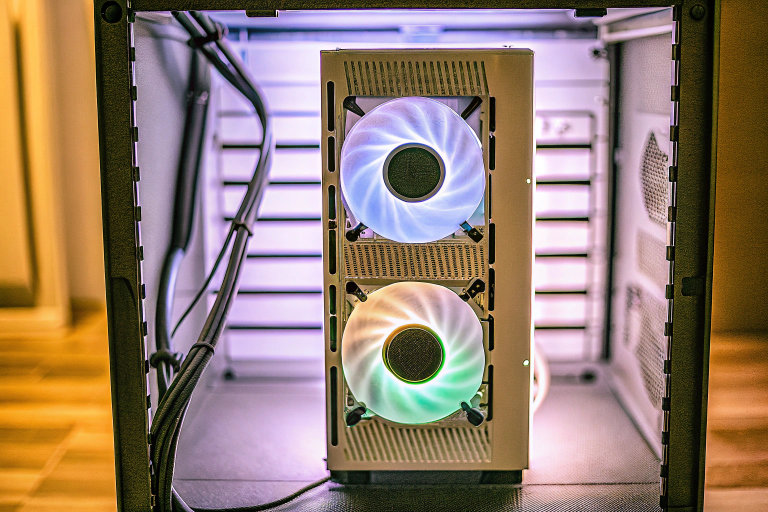 Eine Gaming-Grafikkarte in einem modernen PC-Gehäuse. Gaming-Grafikkarte in PC-Gehäuse