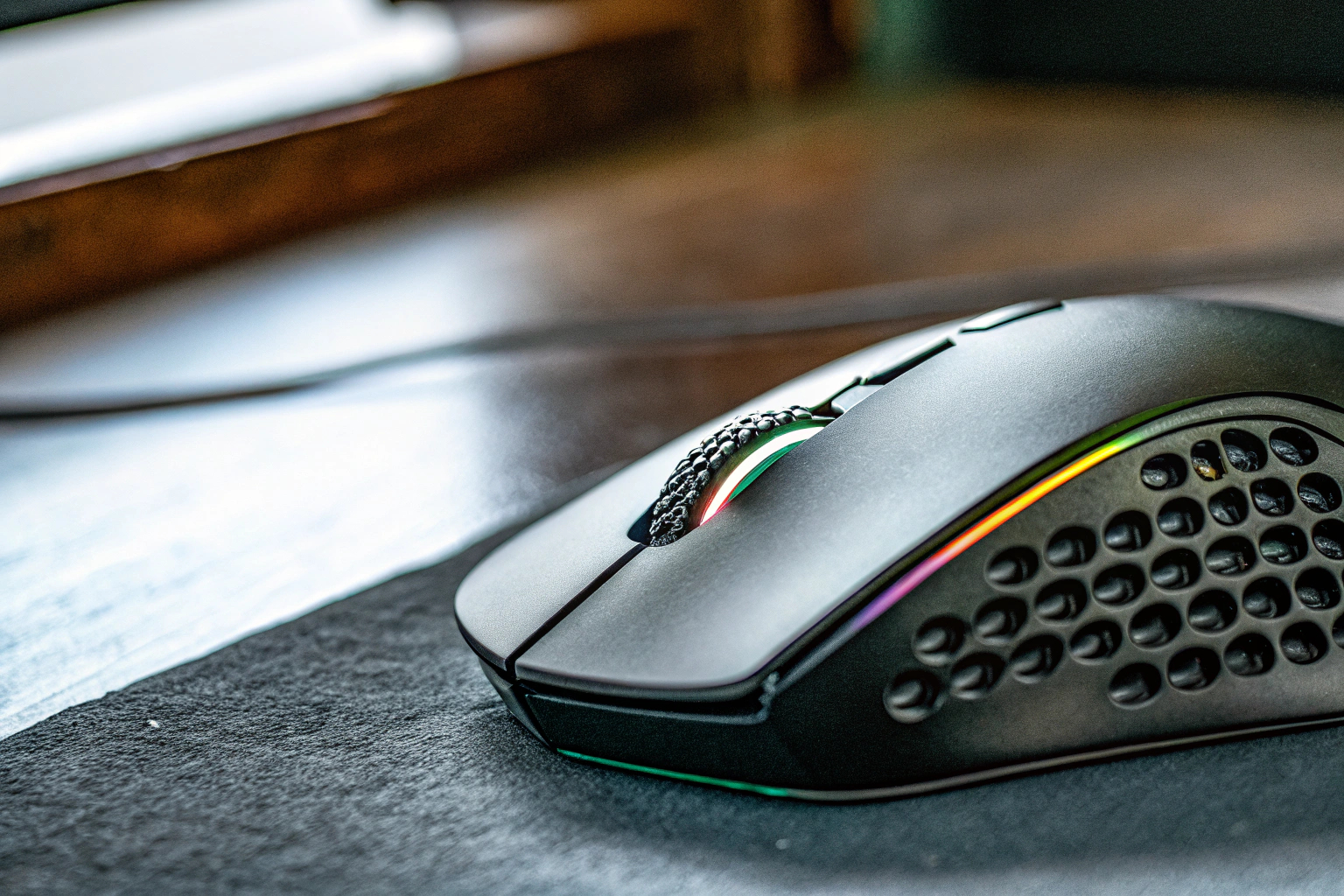 Eine Gaming-Maus mit RGB-Beleuchtung und mehreren programmierbaren Tasten. Logitech G502 HERO Gaming-Maus