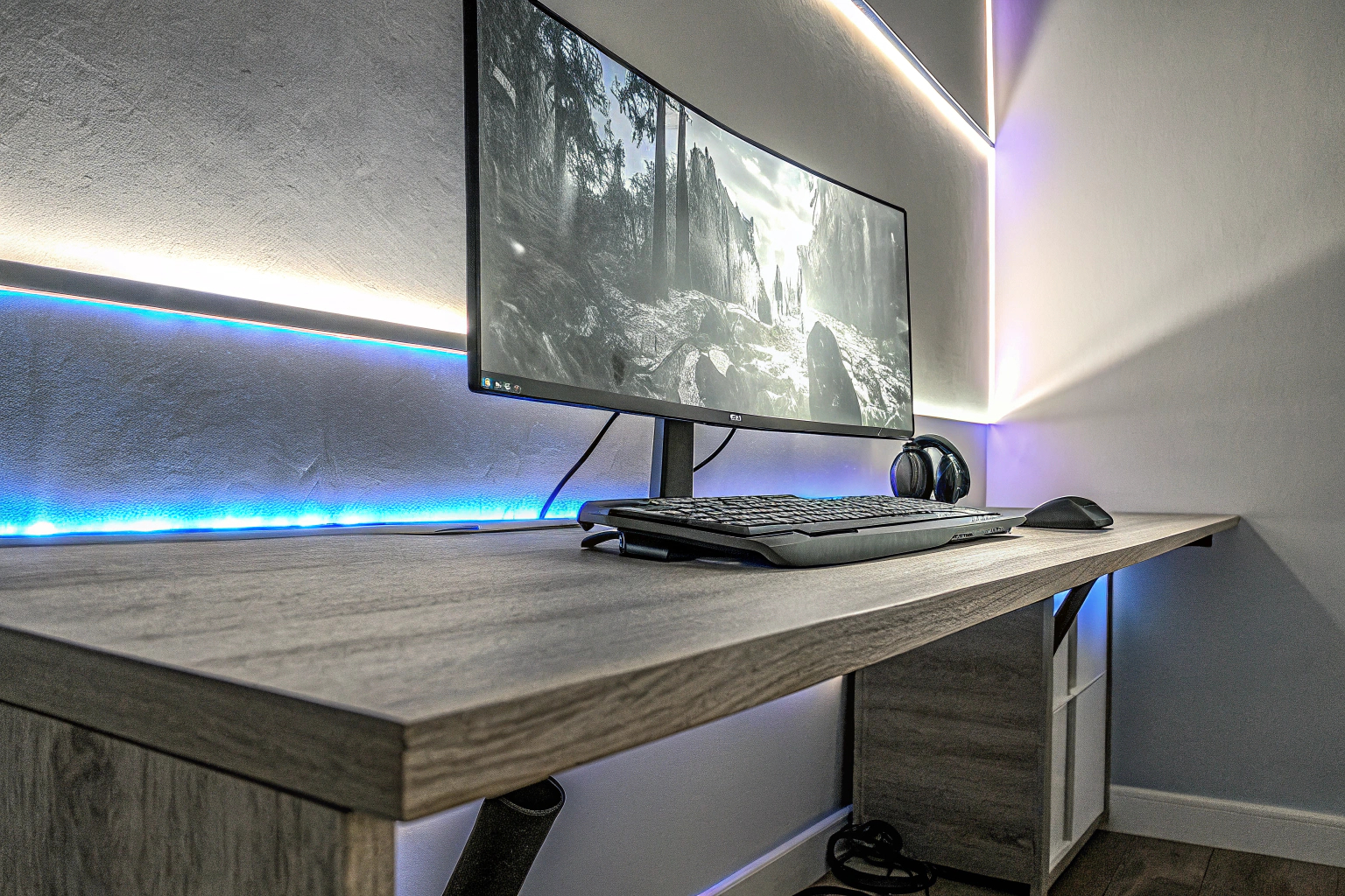 Eine Gaming-Station mit einem vollständigen Setup inklusive Monitor, Tastatur, Maus und RGB-Beleuchtung. Komplettes Gaming-Setup