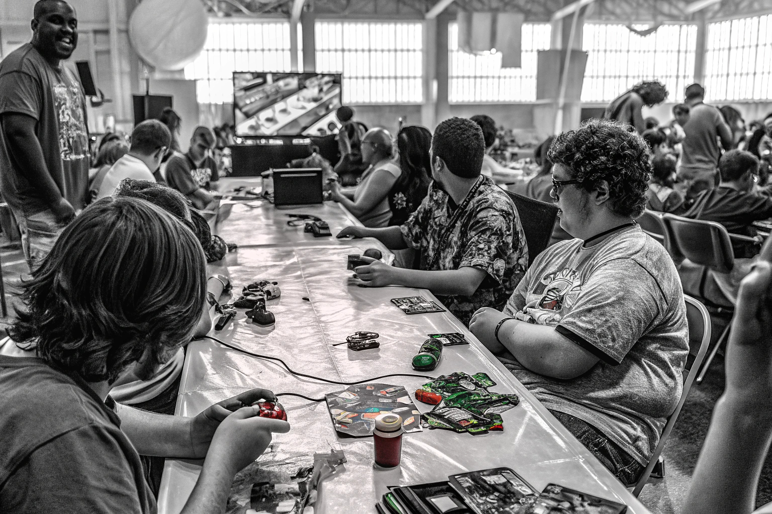 Gamer in Gaming-T-Shirts auf einer Convention