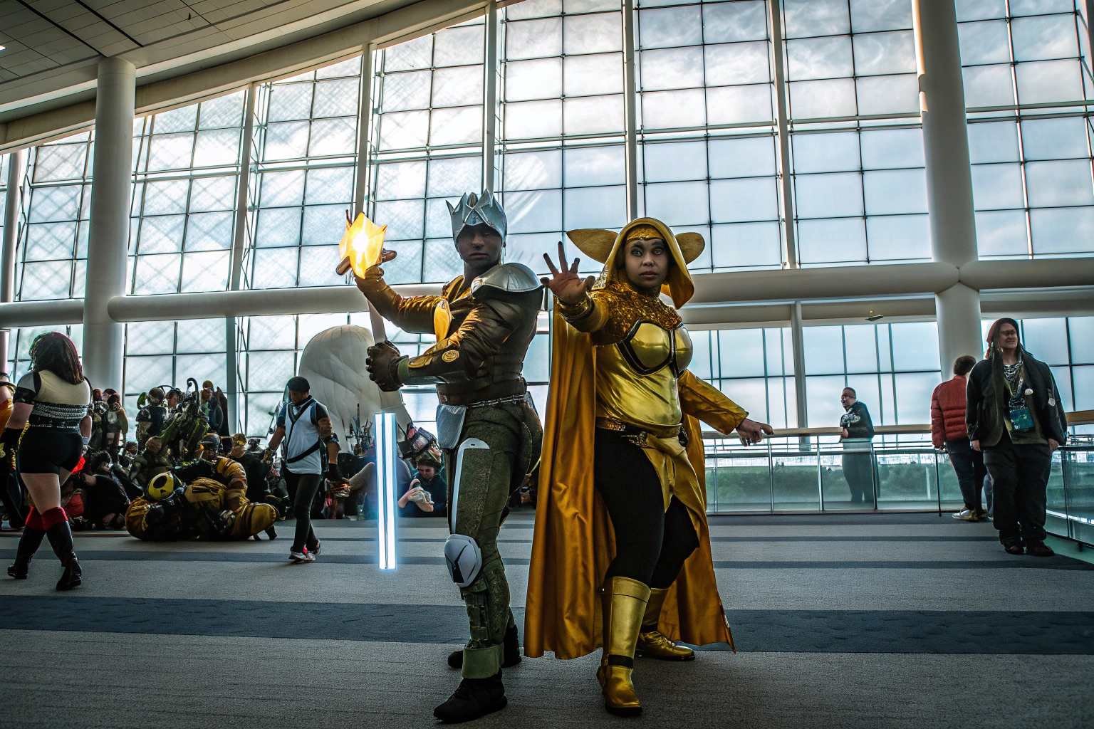 Eine Gruppe von Gamern in beeindruckenden Cosplay-Kostümen auf einer Convention. Cosplay-Gruppe auf Convention