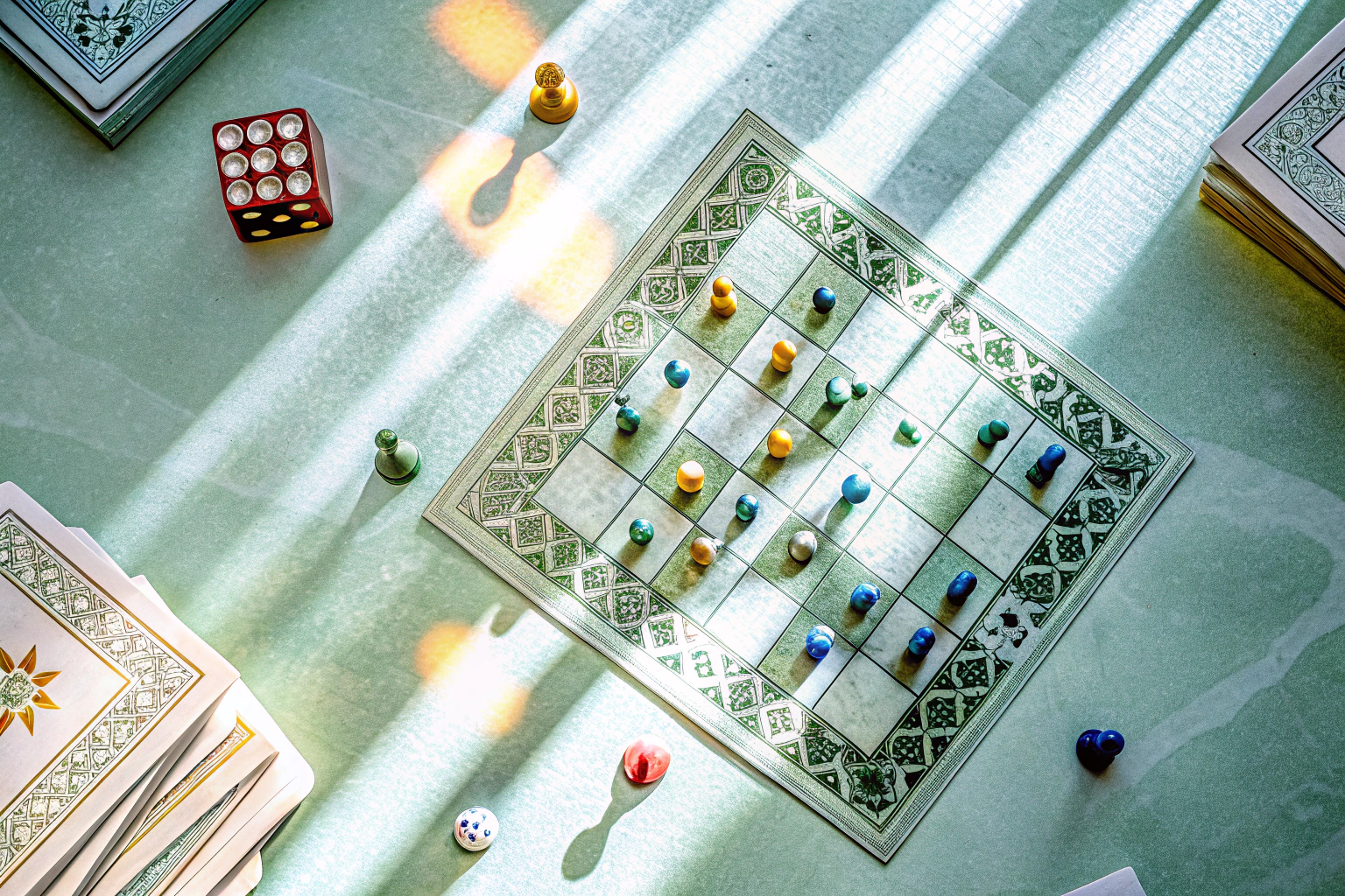 Eine Gruppe von Spielern, die sich um ein Brettspiel versammelt hat, um ihre strategischen Fähigkeiten zu testen. Spieler beim Brettspiel zur Entwicklung von Strategien