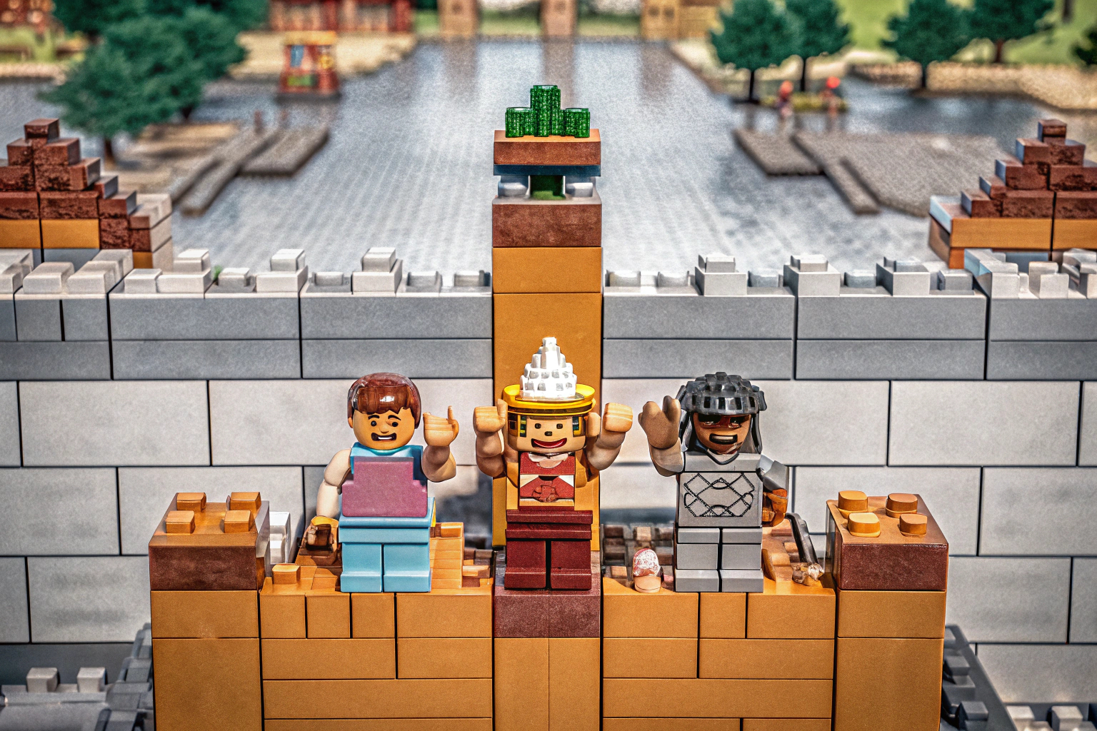 Eine lebendige Blockwelt mit verschiedenen Strukturen und Charakteren, die gemeinsam an einem großen Bauprojekt arbeiten. WorldCraft Multiplayer Spiel