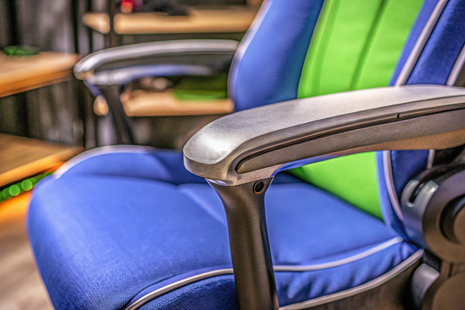 Eine Nahaufnahme eines Gaming-Stuhls mit ergonomischem Design, das ideal für lange Spielesitzungen ist. Ergonomischer Gaming-Stuhl