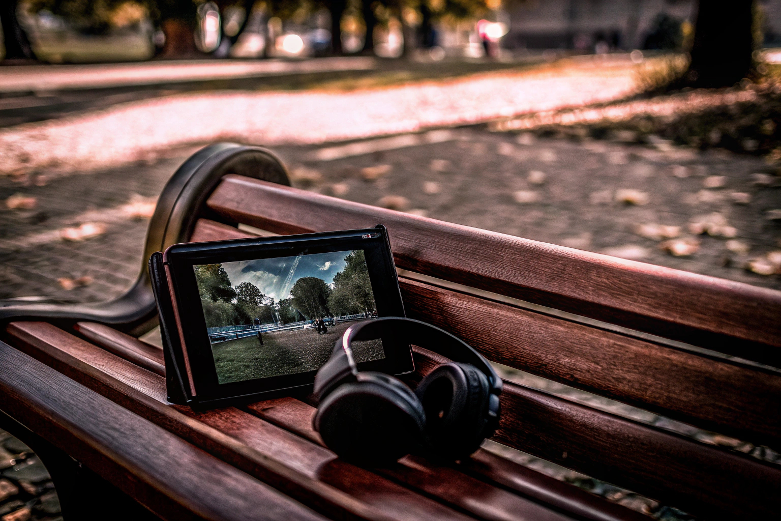 Eine Person spielt unterwegs auf einer Handheld-Gaming-Konsole. Person spielt auf Handheld-Gaming-Konsole