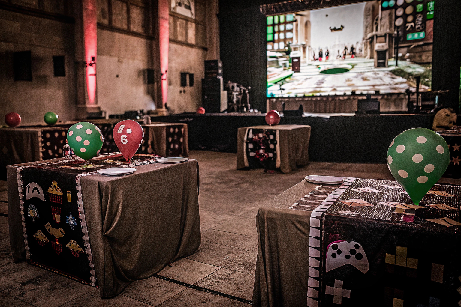 Eine thematisch dekorierte Gaming-Party mit Ballons und Geschirr im Gaming-Stil. Gaming-Party Dekoration