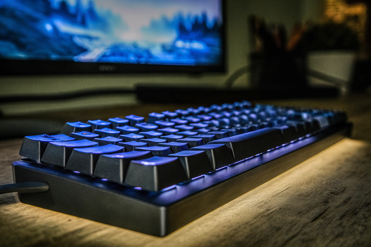Gamer beim Benutzen einer mechanischen Tastatur Mechanische Gaming-Tastatur in Aktion