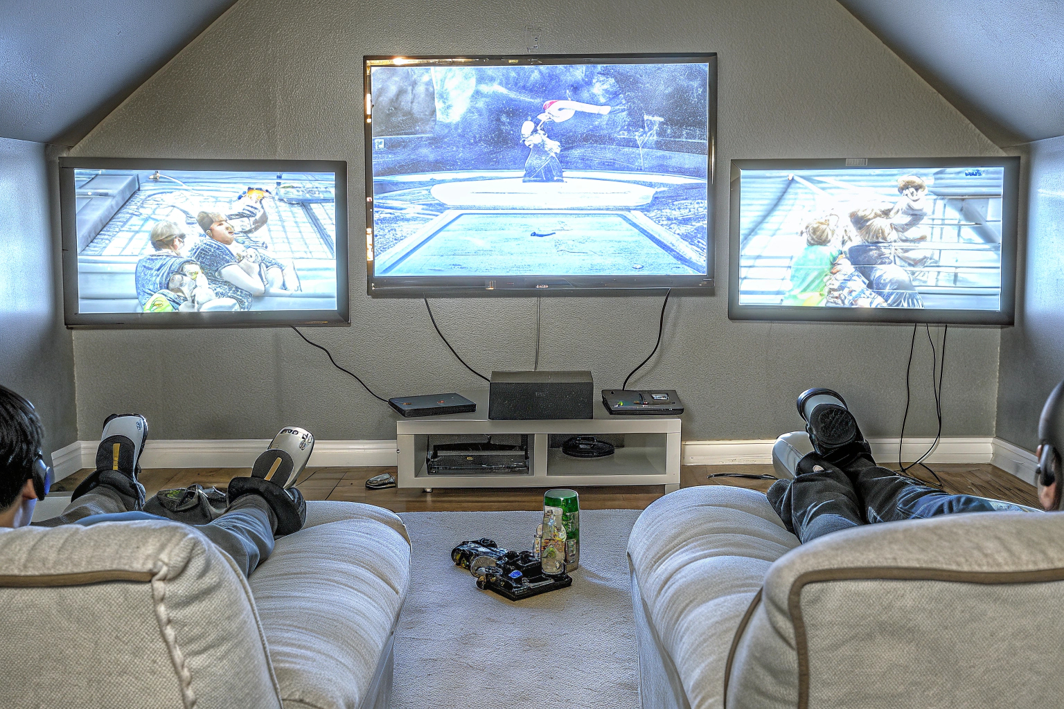 Gaming-Gruppe, die zusammen an einem Koop-Spiel arbeitet. Teamarbeit im Gaming
