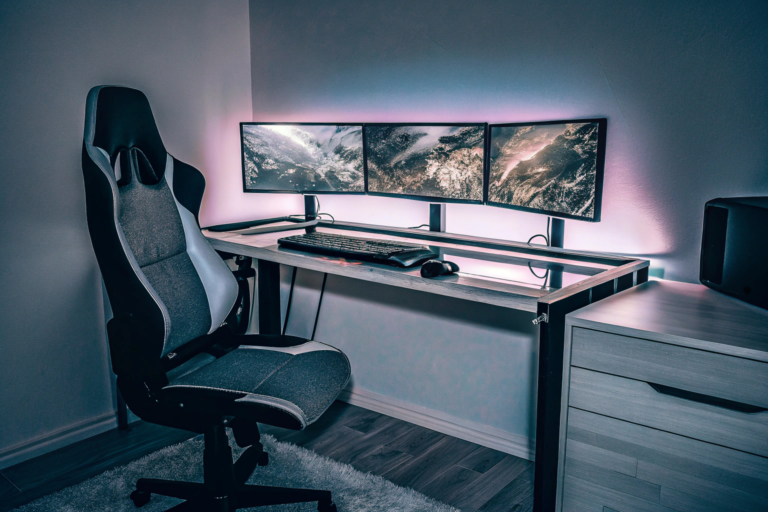 Gaming-Setup mit RGB-Beleuchtung, das die Atmosphäre eines professionellen Gamers zeigt. Gaming-Setup mit RGB-Beleuchtung
